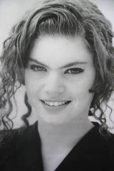 Kika Child as Laura Flores in The Eyes of the Scissors