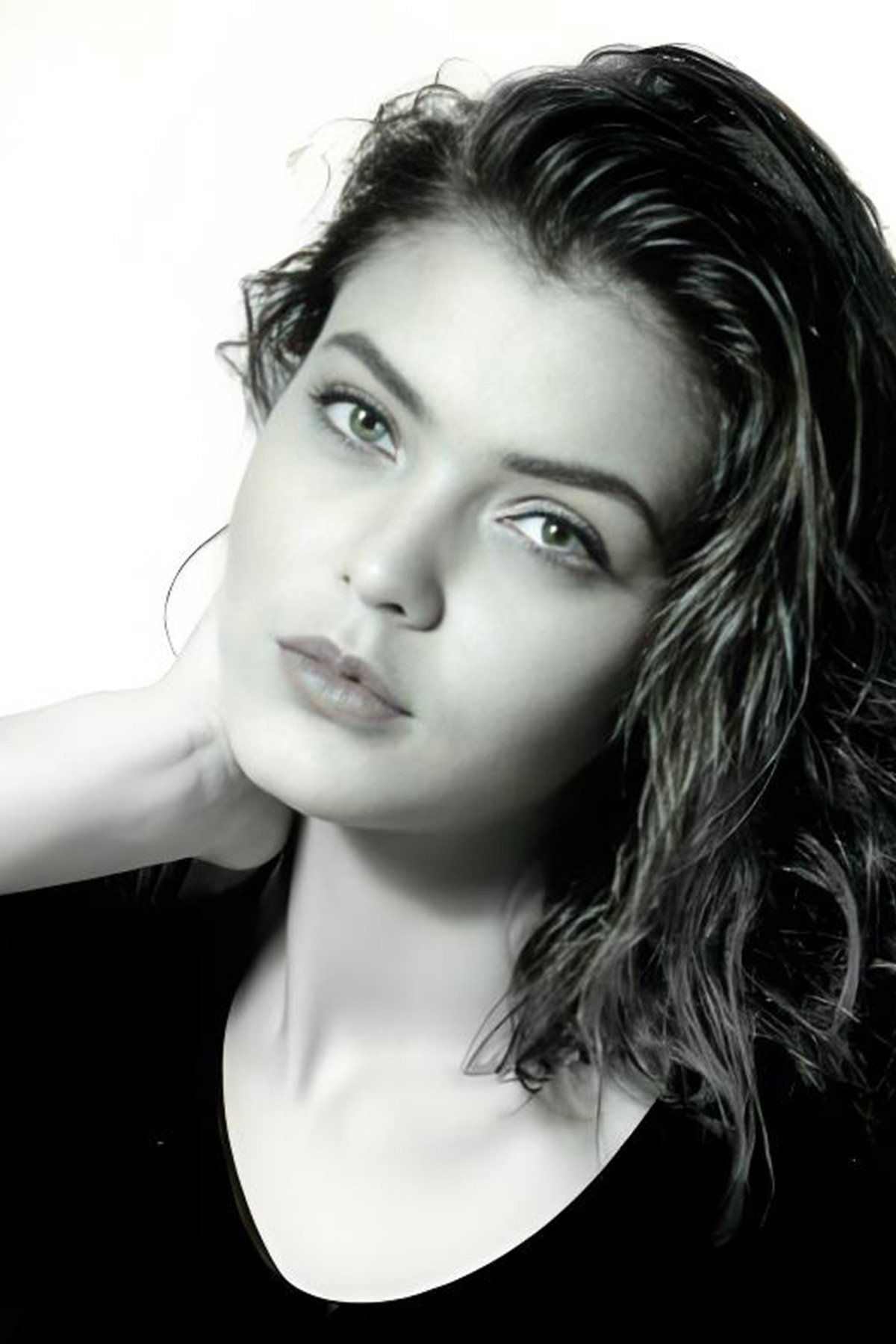 Vittoria Belvedere as Sara Guastalla in Maternity Ward