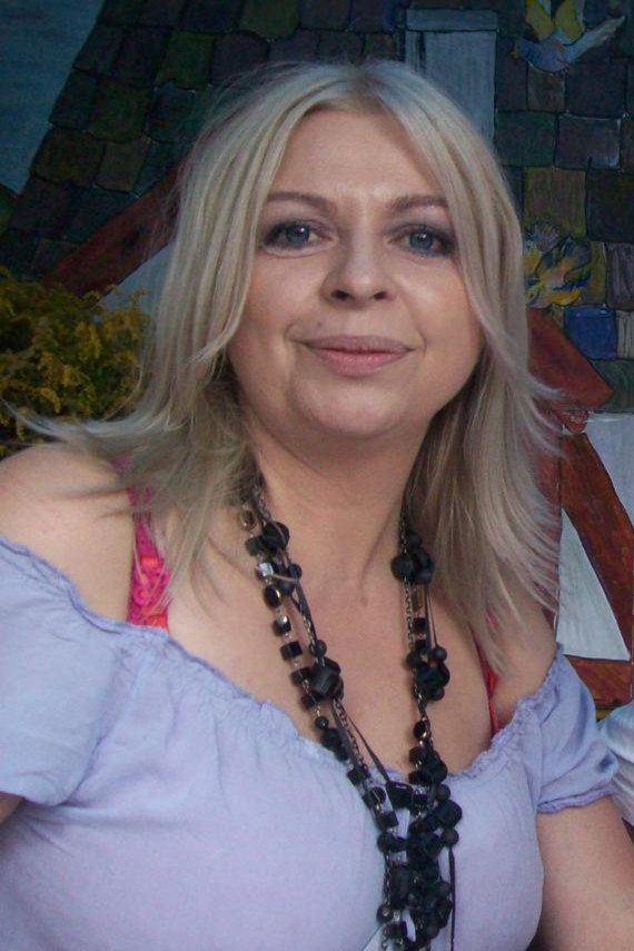 Violetta Arlak as Various Characters in Battle of the Sexes