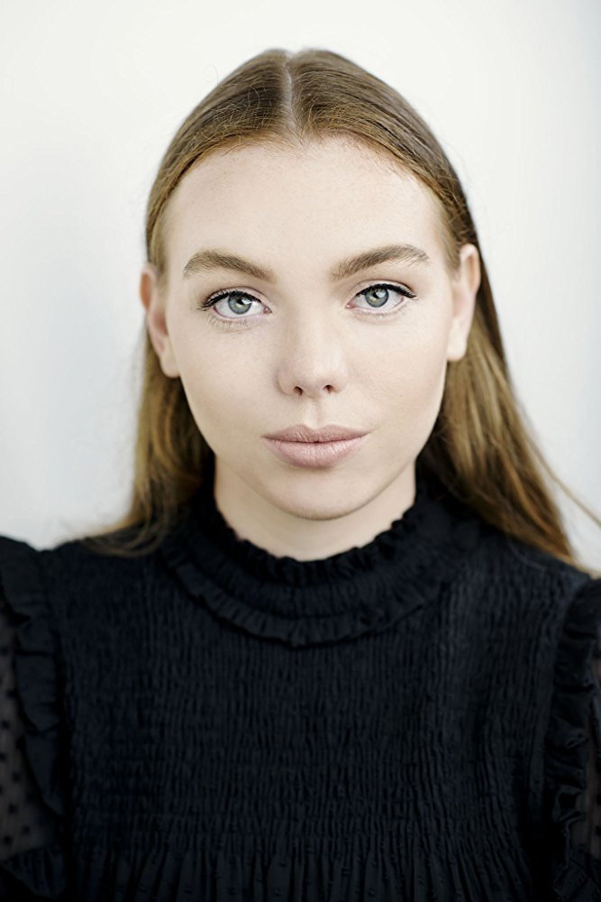 Mollie McGregor as Mandy in Three Weeks