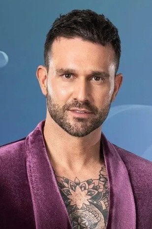 Luka Nižetić as Self - Panelist in Tko to tamo pjeva?