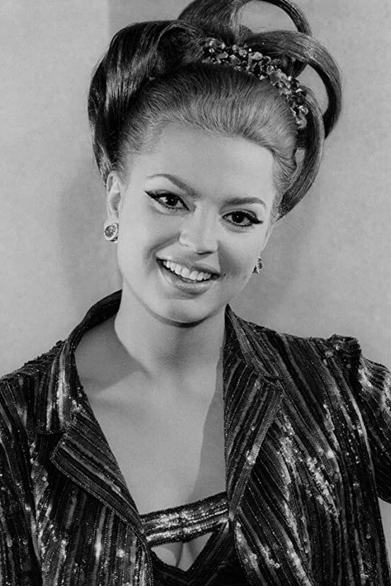 Ira von Fürstenberg as La femme du sénateur in Plus beau que moi tu meurs