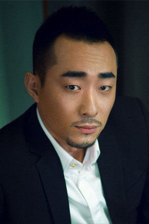 胡子程 as Qi Bing in Caught in Time