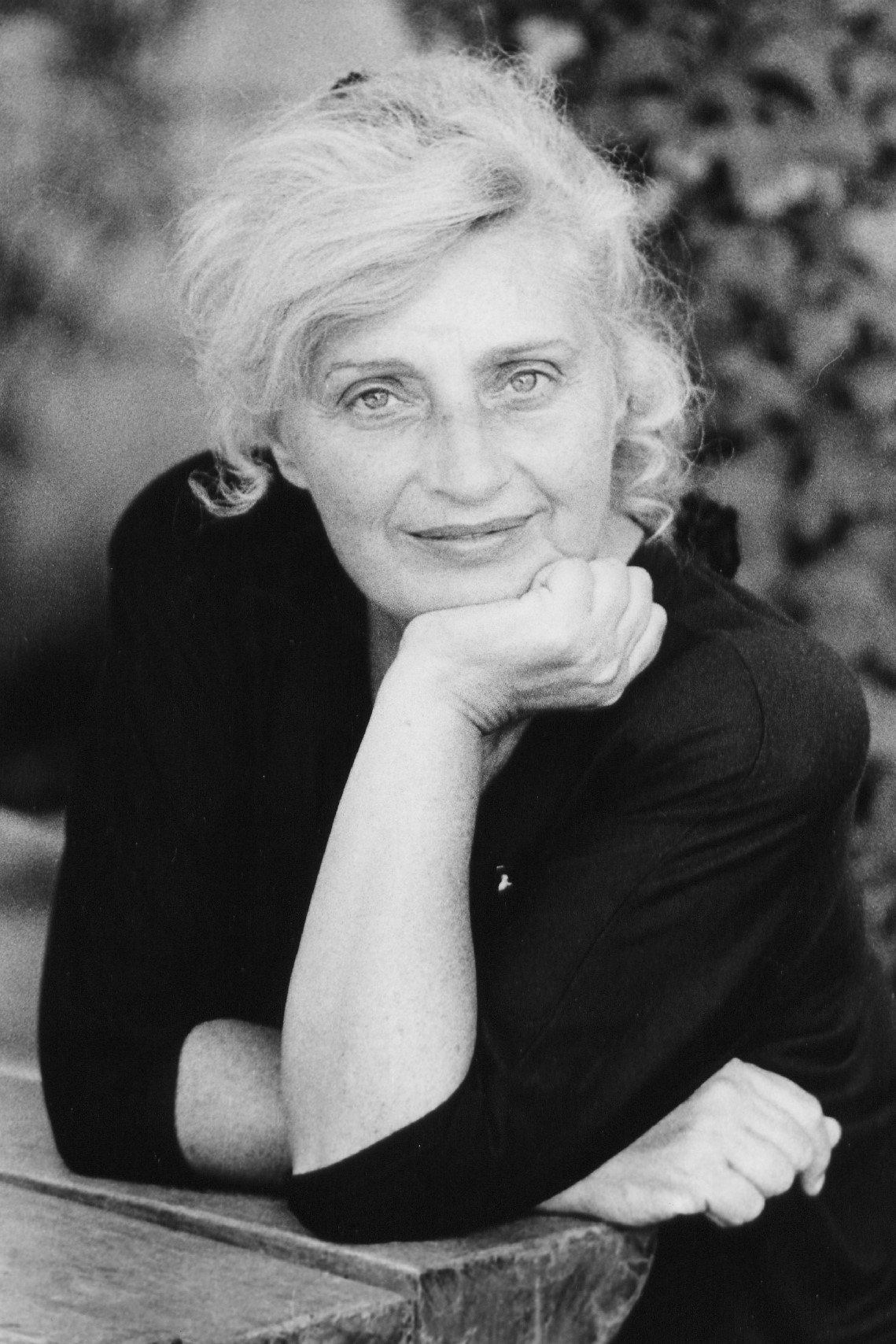 Lola Lizaran as Victoria in Poblenou