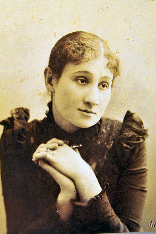 Maria Zankovetska as Ostap's mother in Ostap Bandura