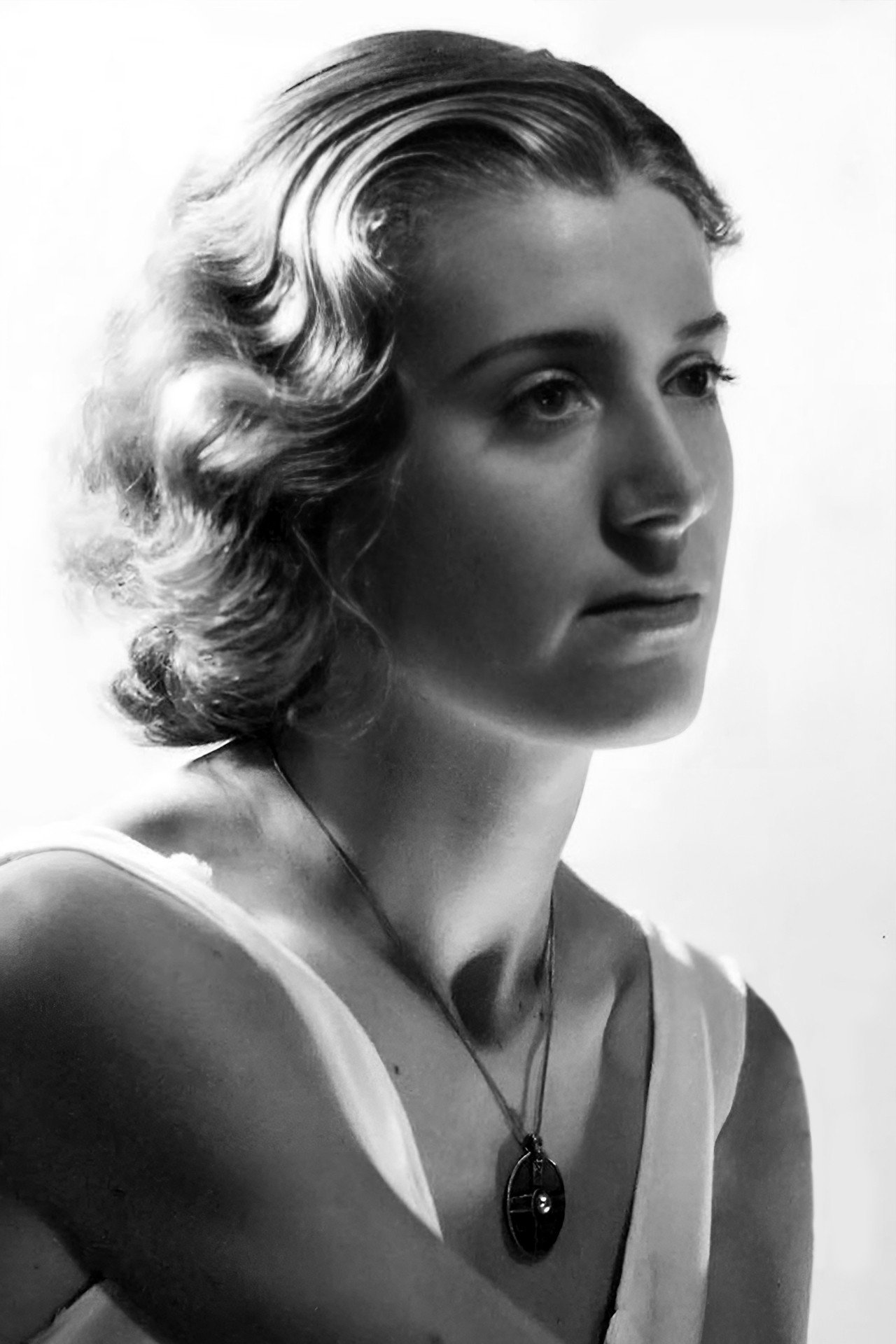 Assia Granatouroff as Simone in My Aunts and I