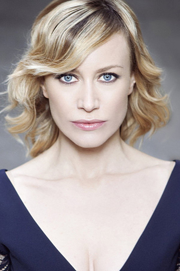Giorgia Würth as Sabrina in Eppure cadiamo felici