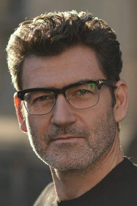 Radim Fiala as vyšetřovatel in Prachy dělaj člověka