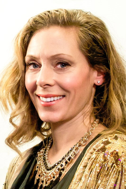 Eva Röse as Laura in The Trio