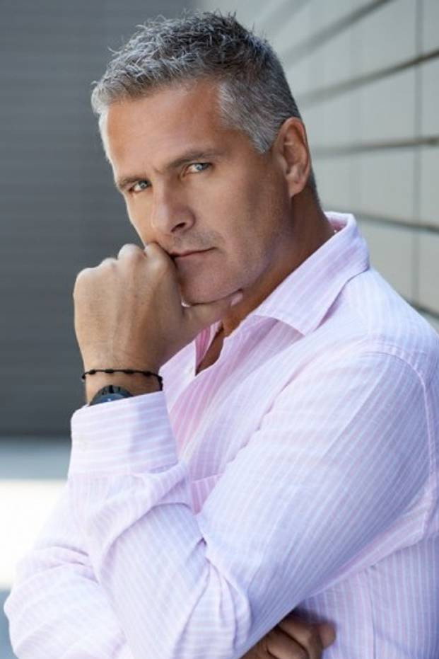 Héctor Soberón as Alberto Miranda Clemente in Mi Pequeña Traviesa