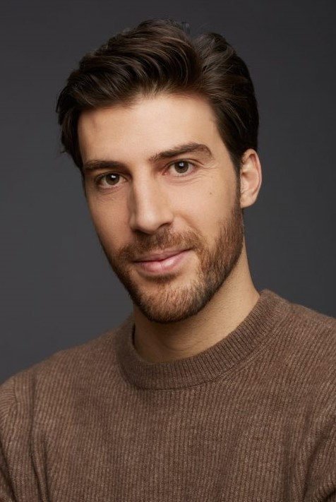 Joaquín Caserza as Compañero de oficina in Cross the Line