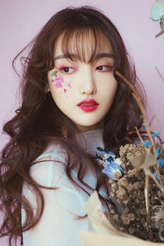 Sun Lulu as Yan Yan in A Lifetime of Happiness