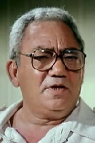 Ahmed Abu Abiya as نشأت - الخال in نوع من الرجال