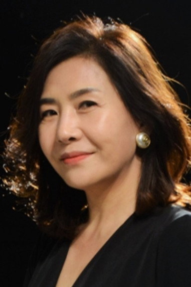 육미라 as Mother in Anemone: A Fairy Tale for No Kids