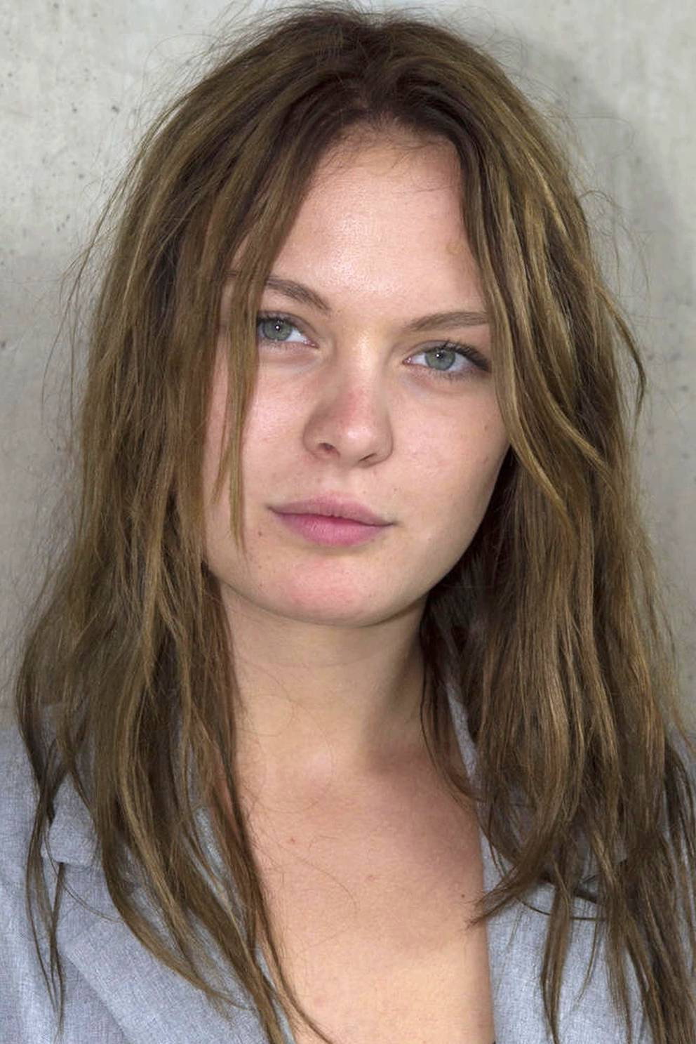 Linda Molin as Li in Insiativet