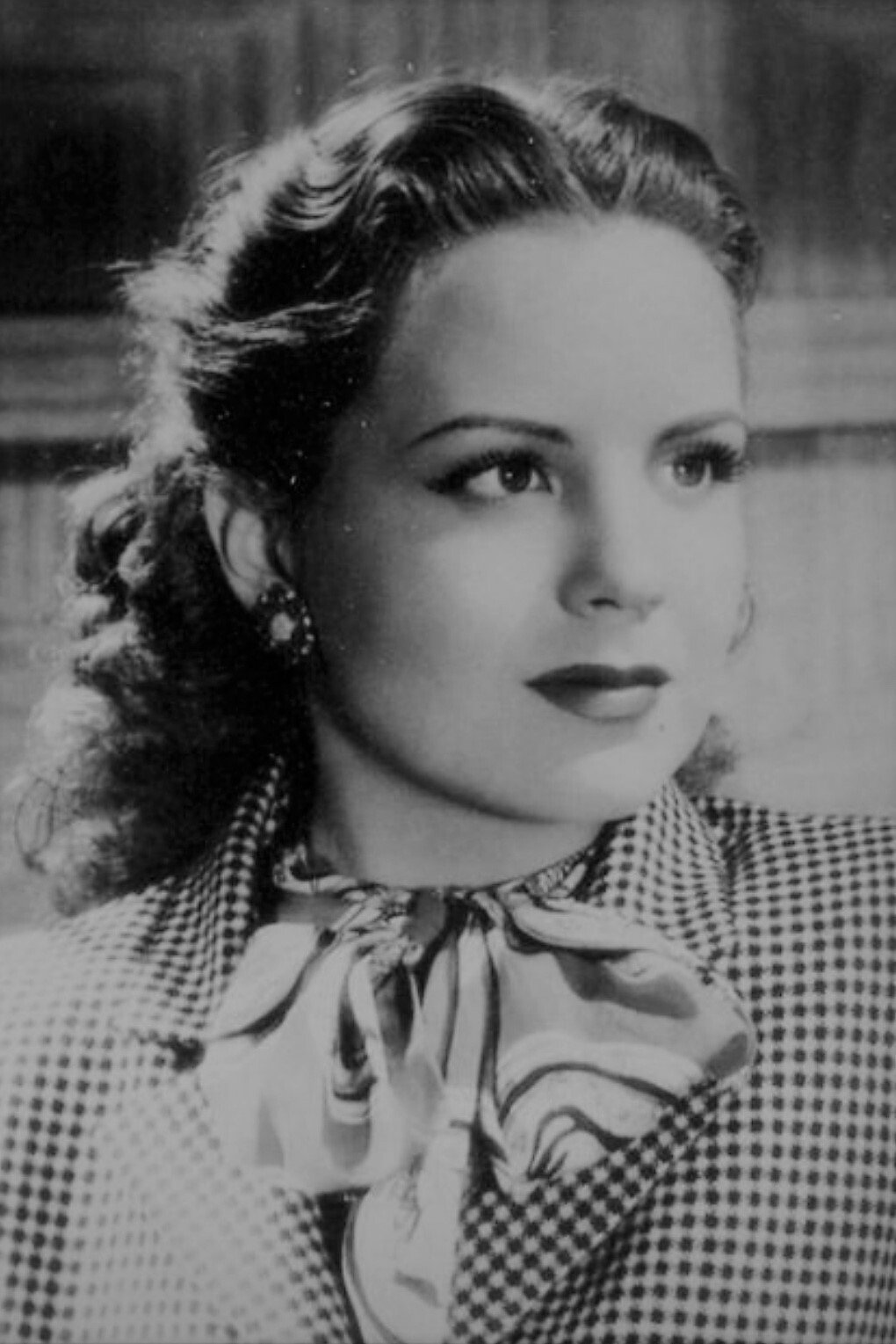 Rosario Granados as Cruz in La Vida No Vale Nada