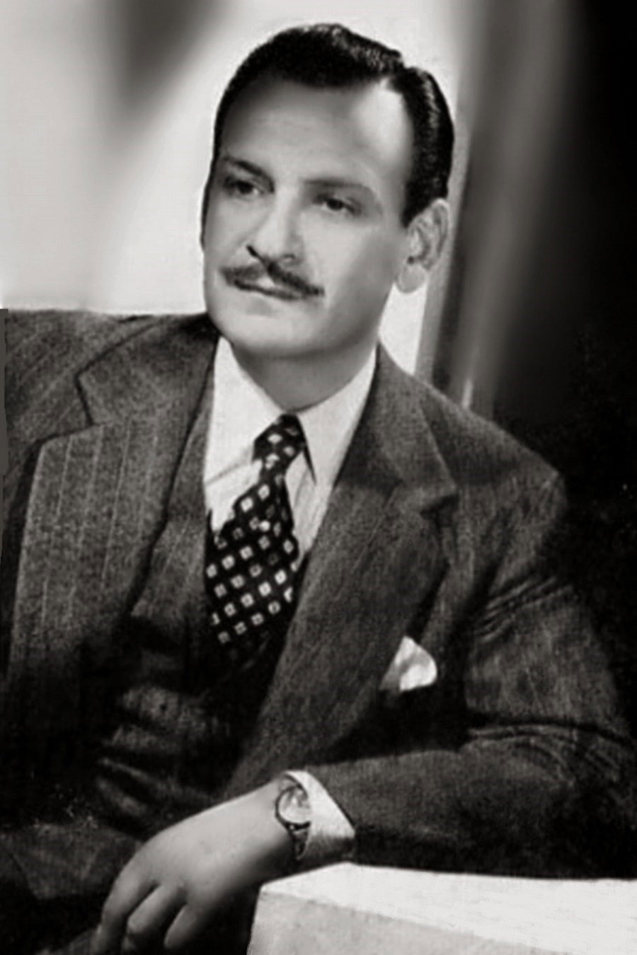 Santiago Gómez Cou as Rafael Gallardo in Ritmo nuevo, vieja ola