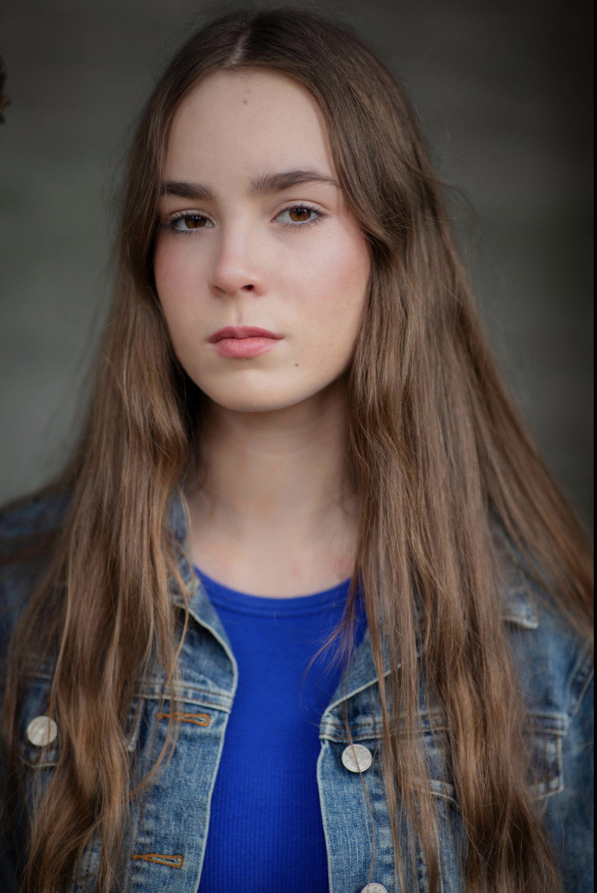 Poppy Shadforth as Mia Thompson in Uncle Lee