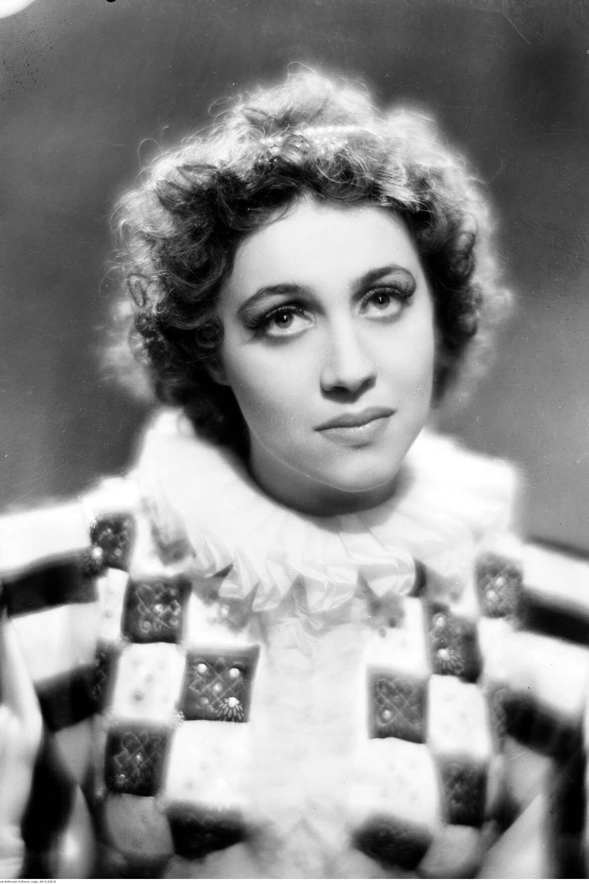 Krystyna Sznerr-Mierzejewska as Mieczysława Głóg, żona wiceministra in Fik-Mik