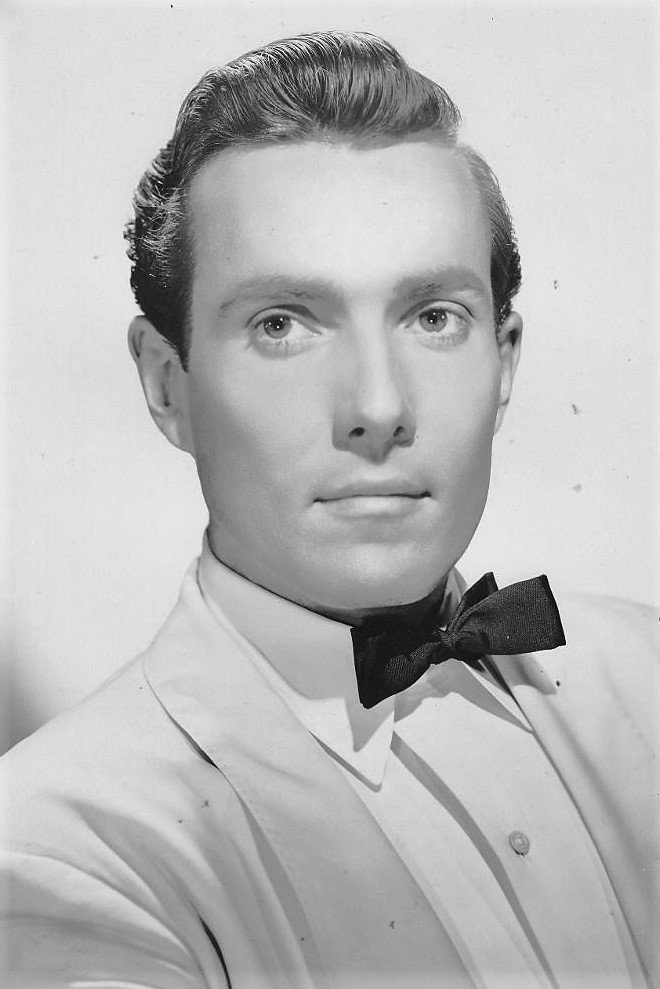 Hurd Hatfield as Augusto Peña in Héroes de blanco