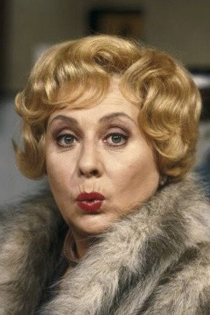 Mimi Kok as Weduwe van Charles in Vrijdag