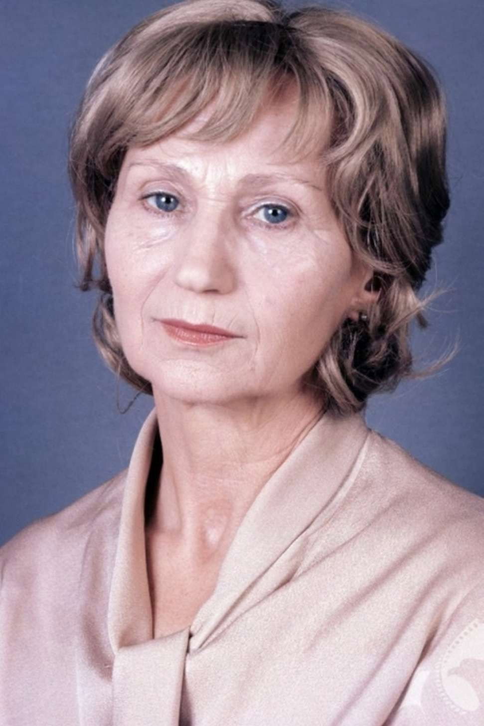 Ryszarda Hanin as Aunt in Romantyczni