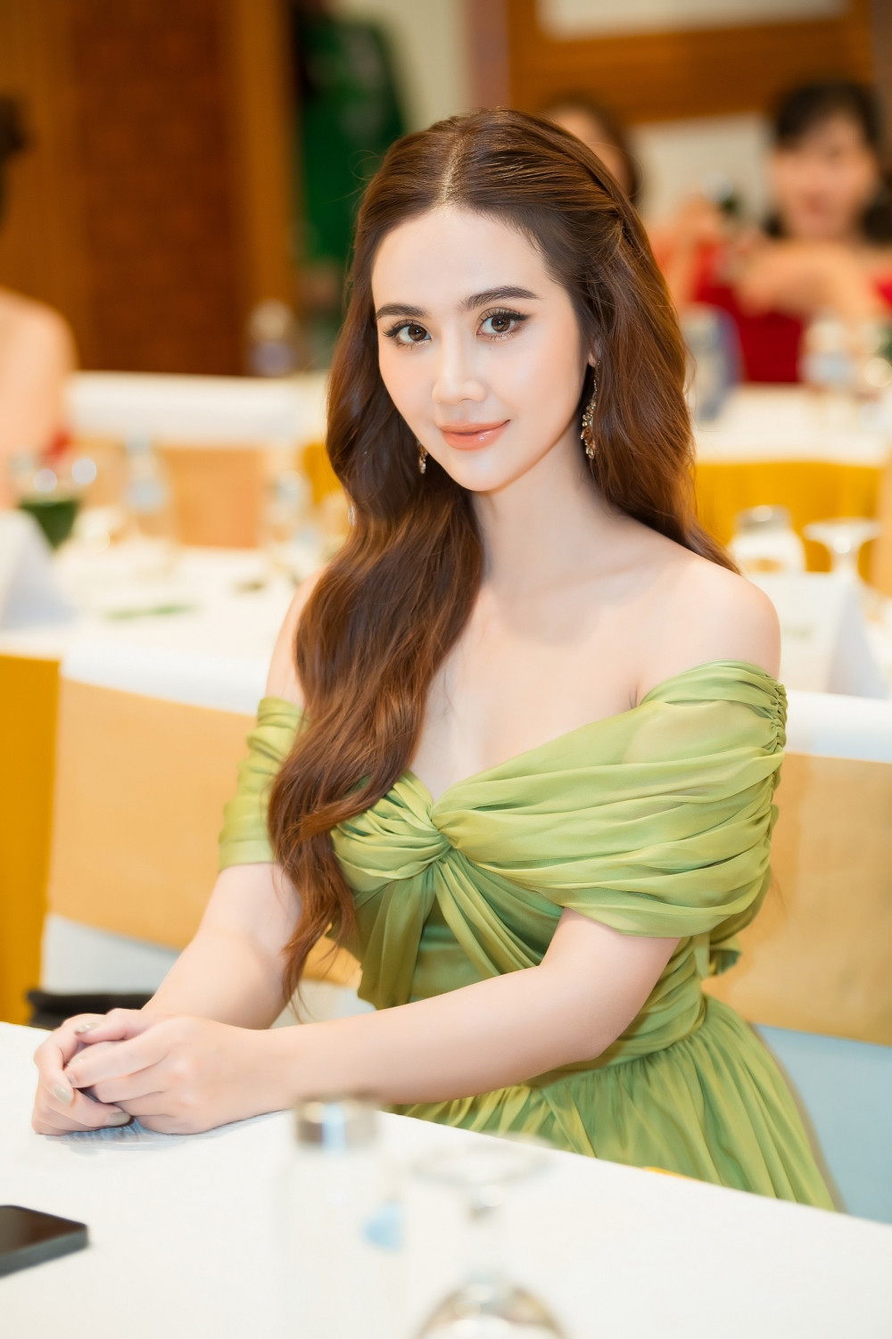 Huyền Lizzie as Châu in Chạy trốn thanh xuân