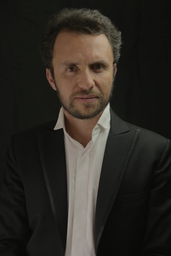 Jhon Álex Toro as Juan Jhon "JJ" in La Hipocondriaca
