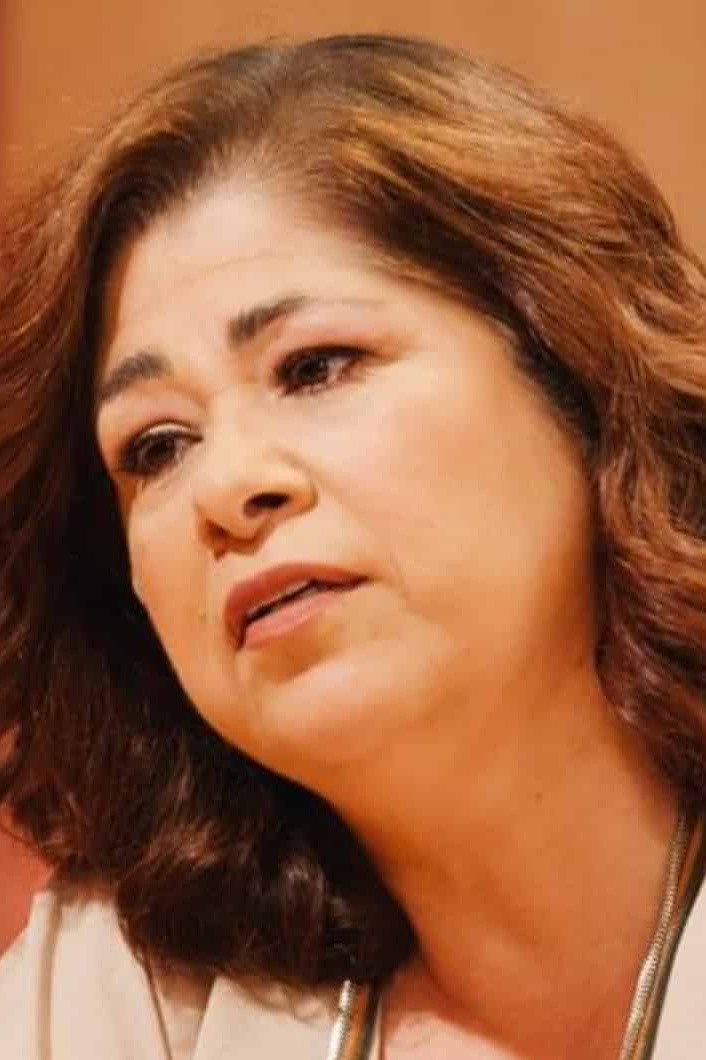 Cristina Oliveira as Lina in Não Há Duas Sem Três