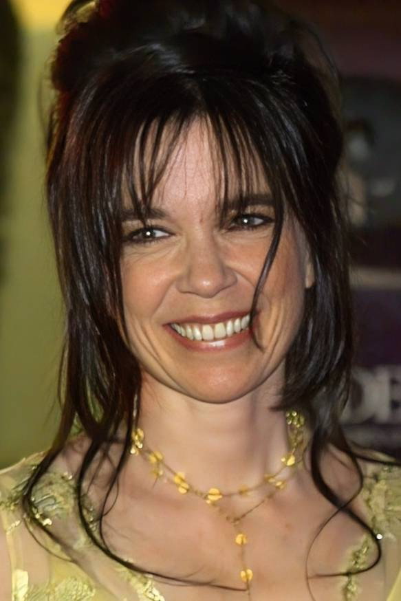 Elizabeth Berridge as Eve Eggers in The John Larroquette Show