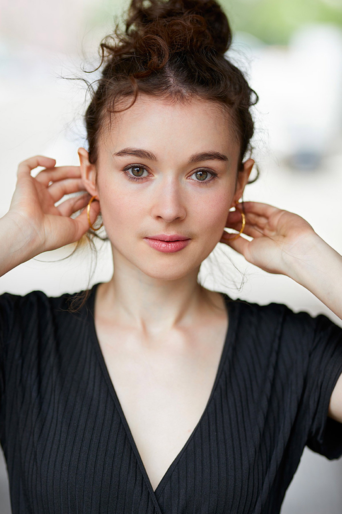 Julia Anna Grob as Norah (jung) in The Shadow