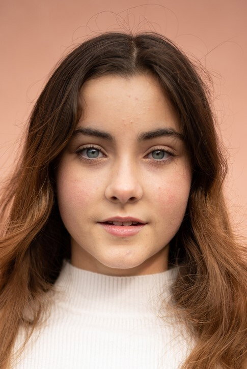 Roosmarijn van der Hoek as Floor Bouwman in Het Geheim van Eyck