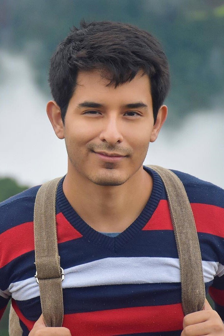 Sebastian Castro as Victor Cruz in Bar Boys