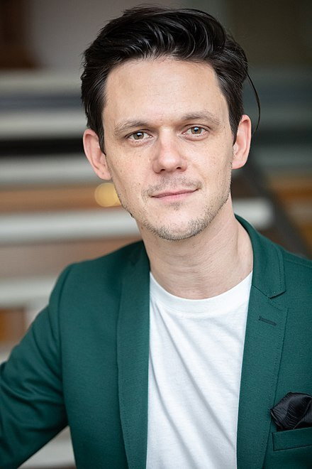 Jo Schück as Self - Host in 13 Fragen