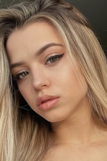 Юлия Гаврилина as Настя in Gloss