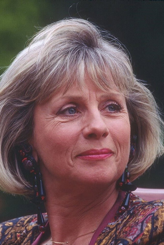 Pleuni Touw as Léonie van Oudijck in The Hidden Force