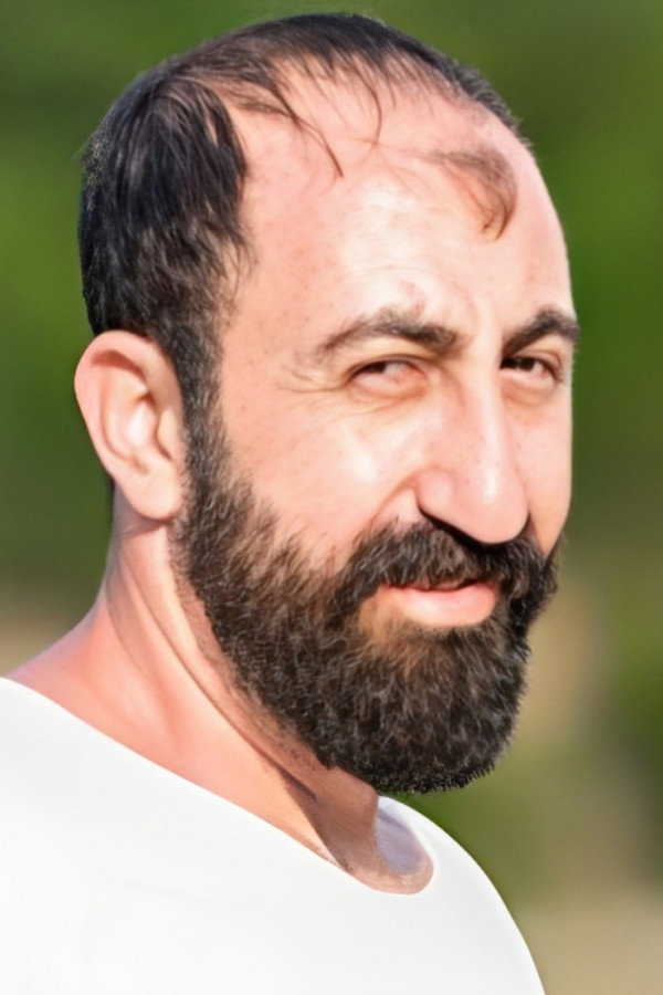 Özkan Ayalp as Yaşar in Kendi Yolumda