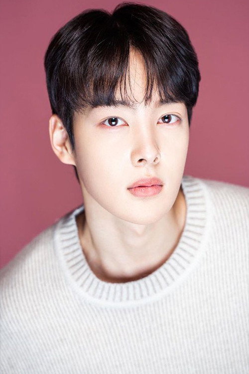 김민기 as Moo-myung in Yaksha