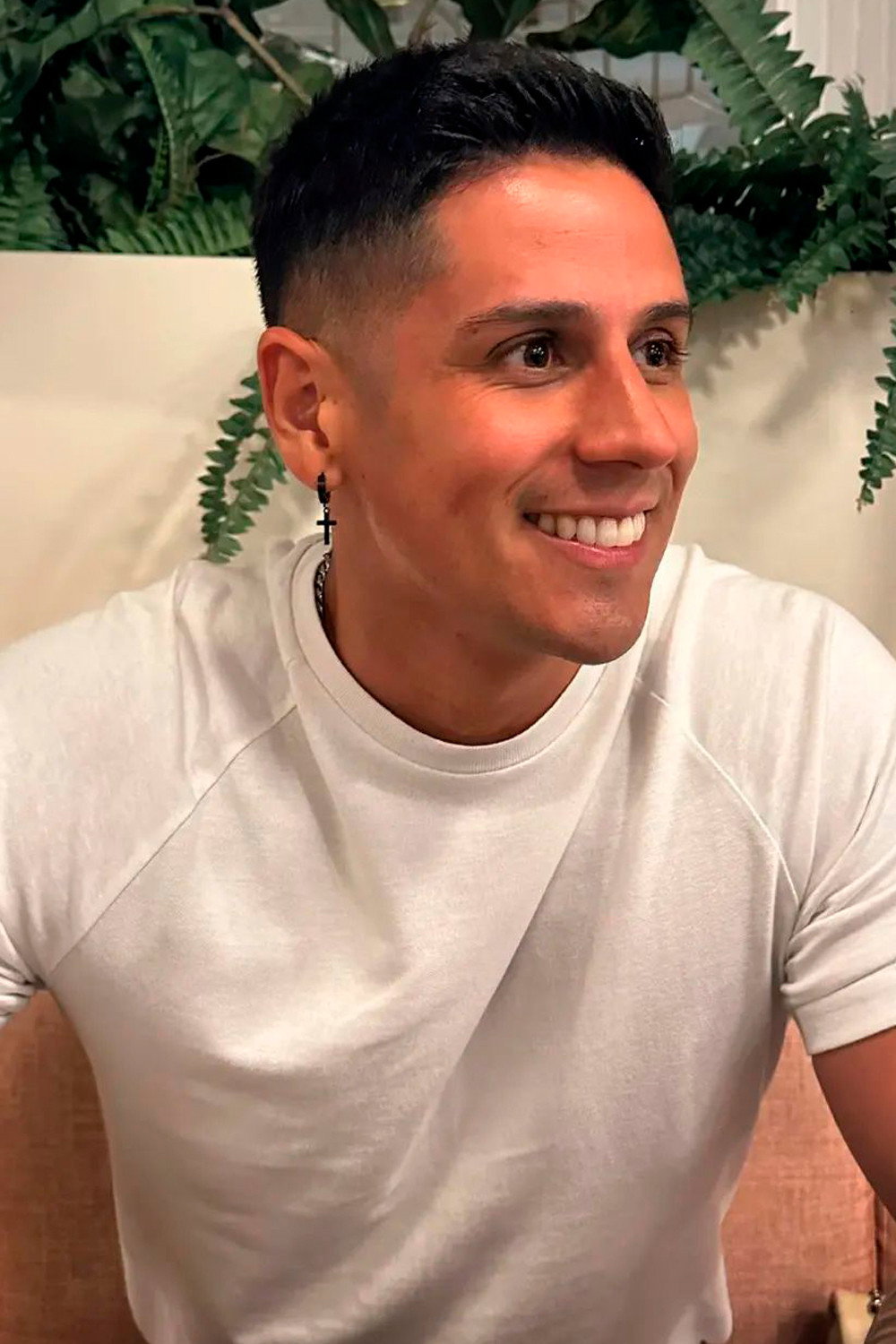 Christofer Guzmán as Self - Contestant in La última tentación