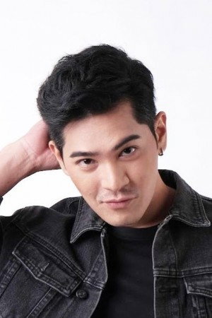 Benz Pisitphol Nitipongwattana as Pharan in Sang Nang Phrai