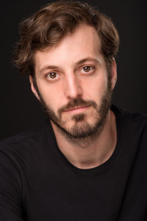 Pablo Gómez-Pando as Javi in La Respuesta está en la Historia