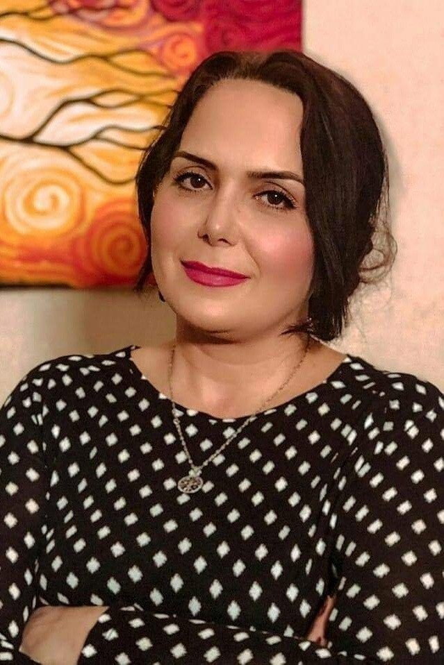 Mətanət Eres as Latifa in Sevgisizlər
