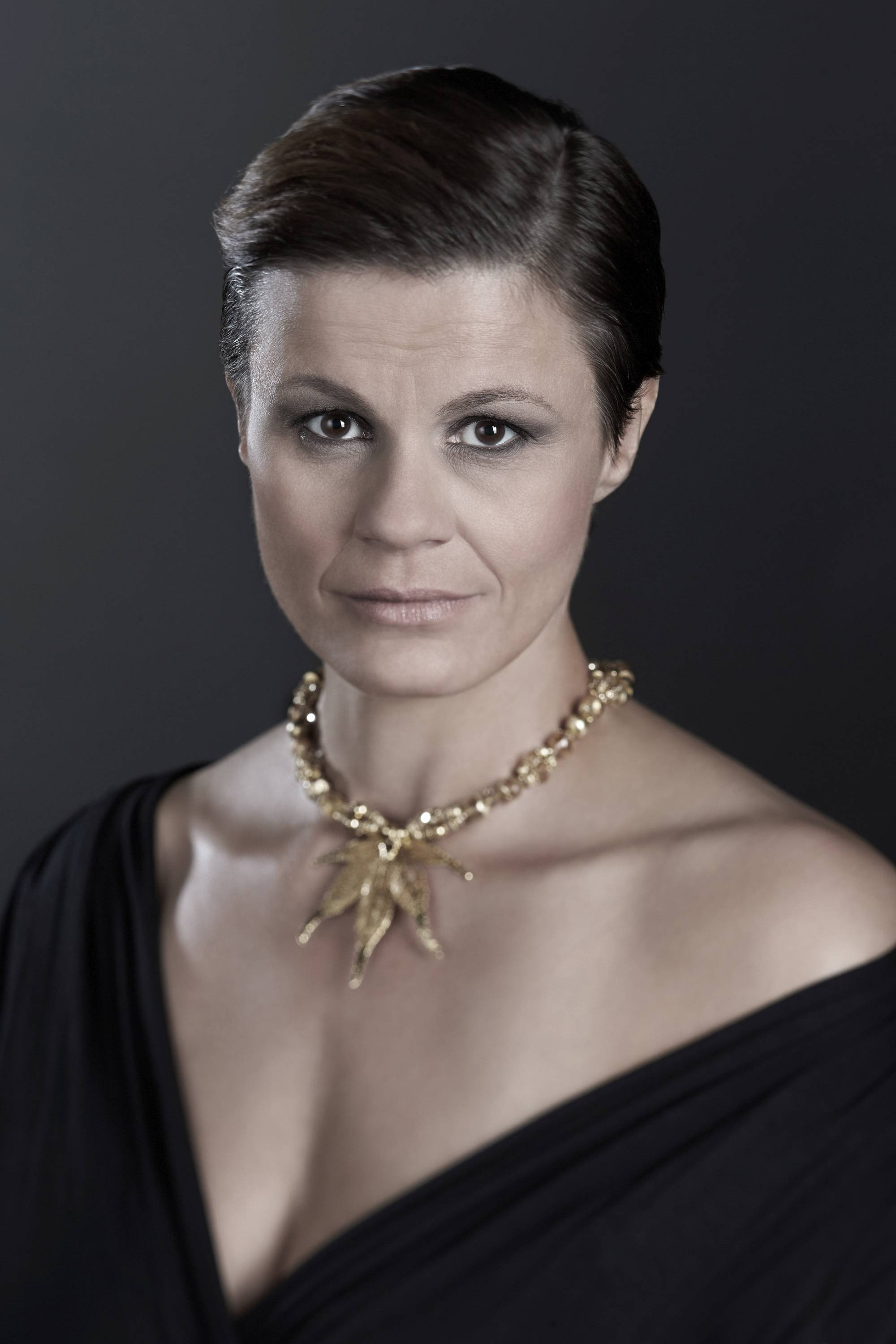Eva Maria Marold as Kaiserin in Marlene