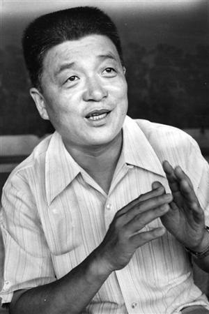 桂小金治 as Old man in Young Madam's Interference in a Homicide