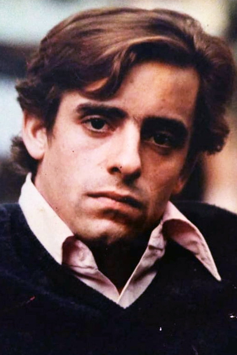Gonzalo Urtizberea as Félix in Radio Oriente