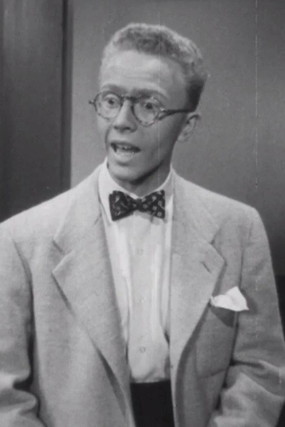Warren Mills as Lee Watson in Freddie Steps Out