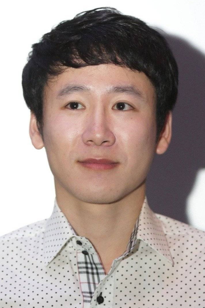 Paul Lee as Doo-yong in Mot