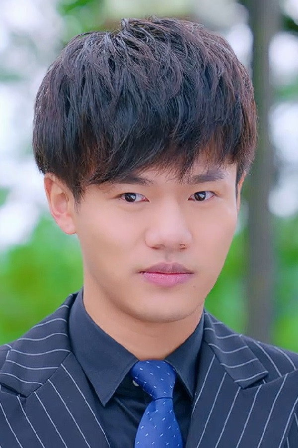 王珺 as Assistant Feng in Perfect Match: Vice President of Secret Service