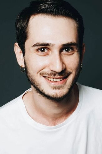 Orkuncan İzan as Zerre in İnci Taneleri