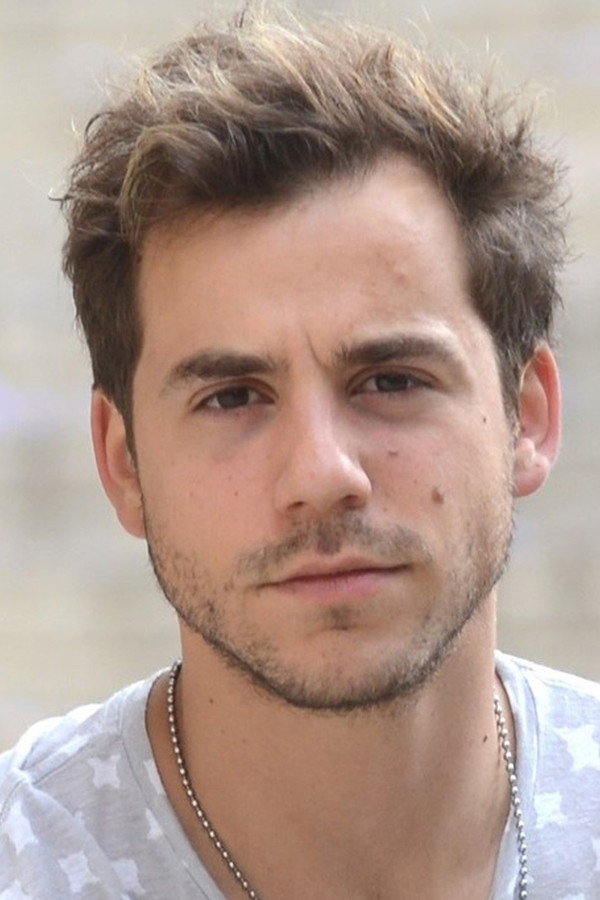 Fernando Dente as Victor Gutiérrez in BIA